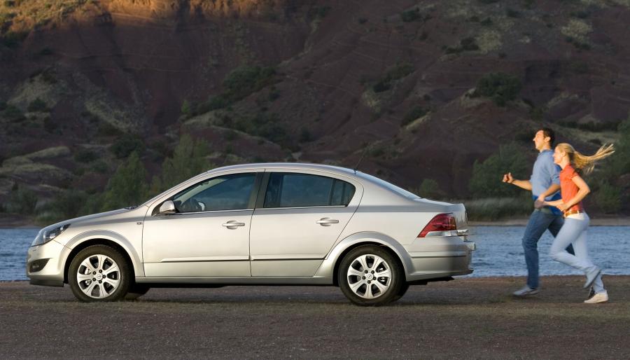  Opel Astra Sedan 2005 года  (фото 14 из 38)